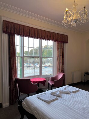 Deluxe tweepersoonskamer, bad, uitzicht op haven | Select Comfort-bedden, gratis wifi