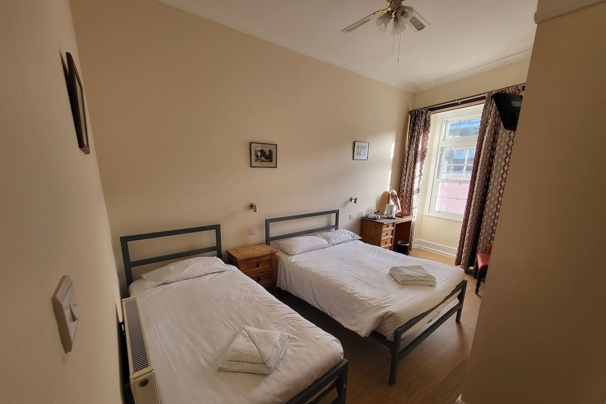 Quarto triplo standard | Camas Select Comfort, Wi-Fi de cortesia