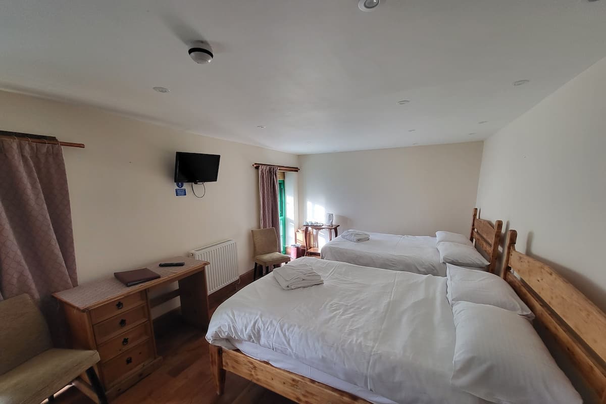 Quarto quádruplo (2 doubles) | Camas Select Comfort, Wi-Fi de cortesia
