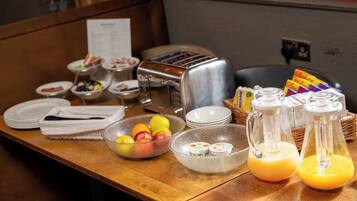 Desayuno completo todos los días (GBP 9.00 por persona)