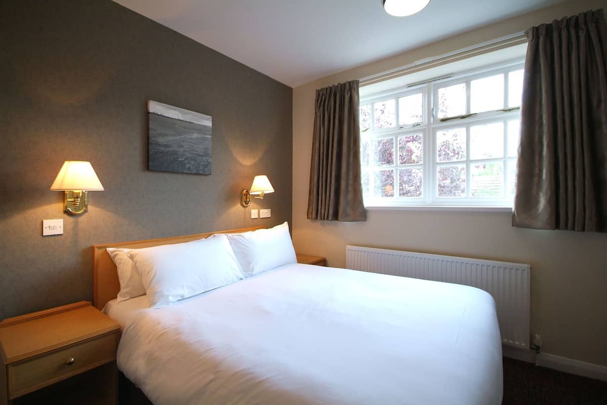 Desk, blackout drapes, iron/ironing board, free WiFi