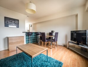 Apartamento superior, 2 camas dobles | Zona de estar