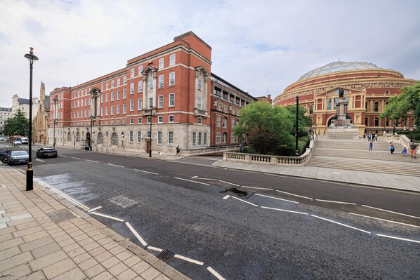 A street with a large red brick building and a dome structure. - Beit Hall - Campus Accommodation (London)