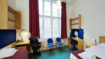 Twin Room, Ensuite | Desk, free WiFi, bed sheets