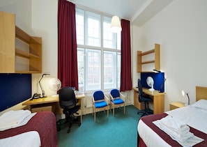 Zweibettzimmer, mit Bad | Schreibtisch, kostenloses WLAN, Bettwäsche