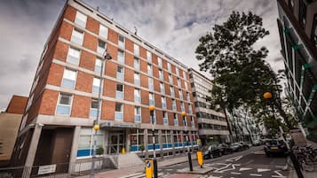 Vista frontal de la propiedad