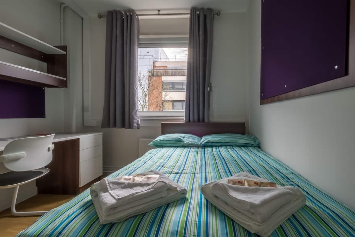 Standard Double Room, 1 Double Bed, Shared Bathroom | Free WiFi, bed sheets