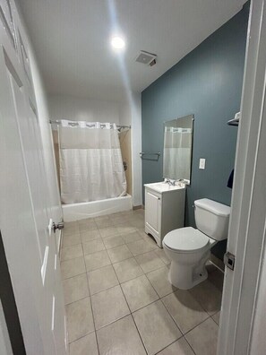 Bathroom - Budget Inn Hollywood (Hollywood)
