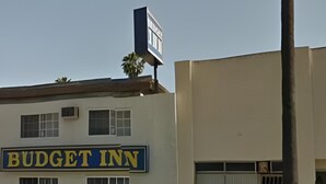 A building with a sign that reads 'BUDGET INN.' - Budget Inn Hollywood (Hollywood)