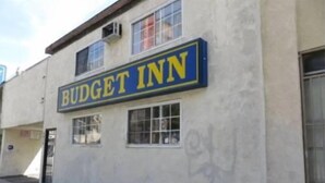 Rakennuksessa on kyltti, jossa lukee: ”BUDGET INN”.