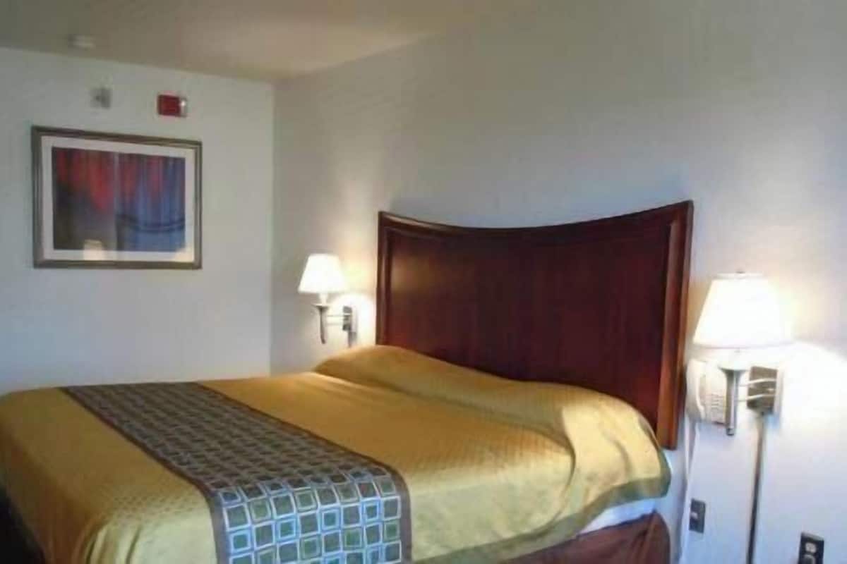 Iron/ironing board, rollaway beds (surcharge), WiFi (free), bed sheets