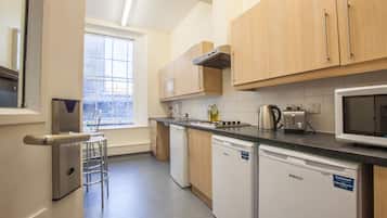 Departamento superior, 2 habitaciones | Cocina privada