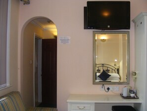 In-room safe, iron/ironing board, free cribs/infant beds, free WiFi - Mermaid Suite Hotel (London)