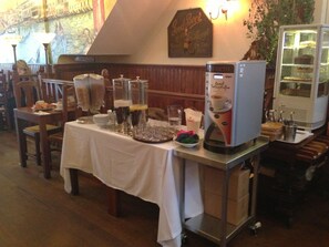 Breakfast area - Mermaid Suite Hotel (London)