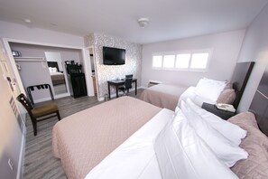 Zimmer, 2 Queen-Betten | 1 Schlafzimmer, Daunenbettdecken, Zimmersafe, Schreibtisch