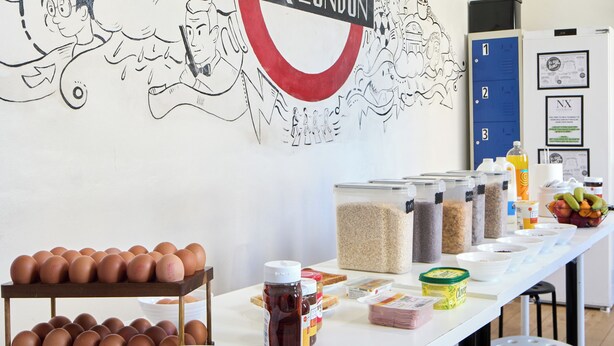 Buffet de l'esmorzar amb ous, cereals i fruita.