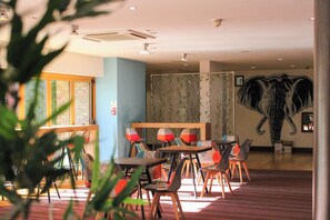 Reception - Safestay London Elephant & Castle (London)
