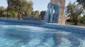 Außenpool, Pool mit Wasserfall, Sonnenschirme, Liegestühle