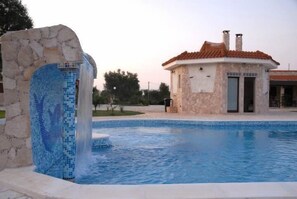 Outdoor pool, a waterfall pool, pool umbrellas, sun loungers - Parco Monsignore (San Vito dei Normanni)