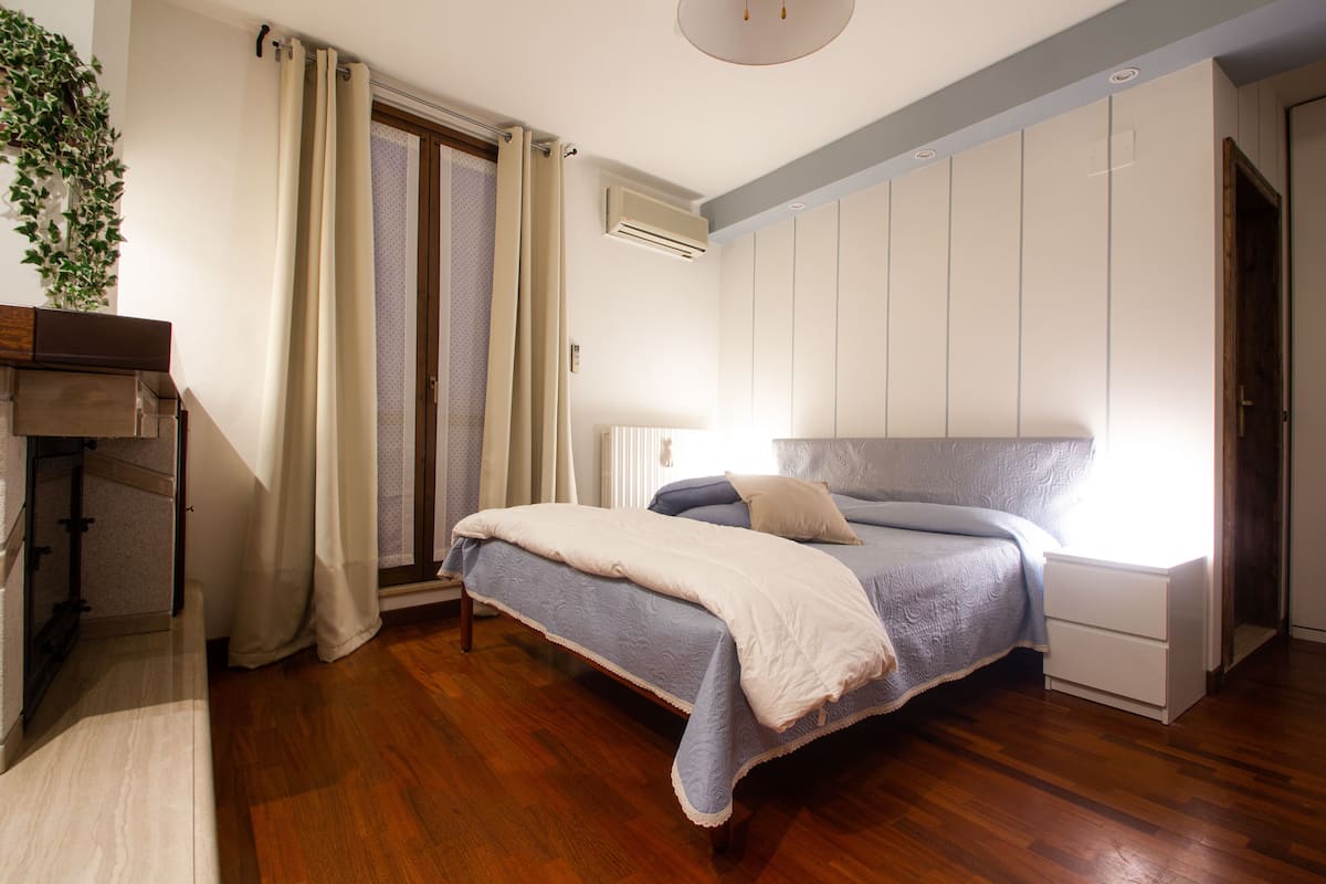 Habitación cuÔdruple Deluxe, 1 habitación, para no fumadores | Decoración personalizada, muebles diferentes y escritorio