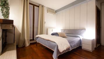 Deluxe Quadruple Room, 1 Bedroom, Non Smoking | Individually decorated, individually furnished, desk, soundproofing