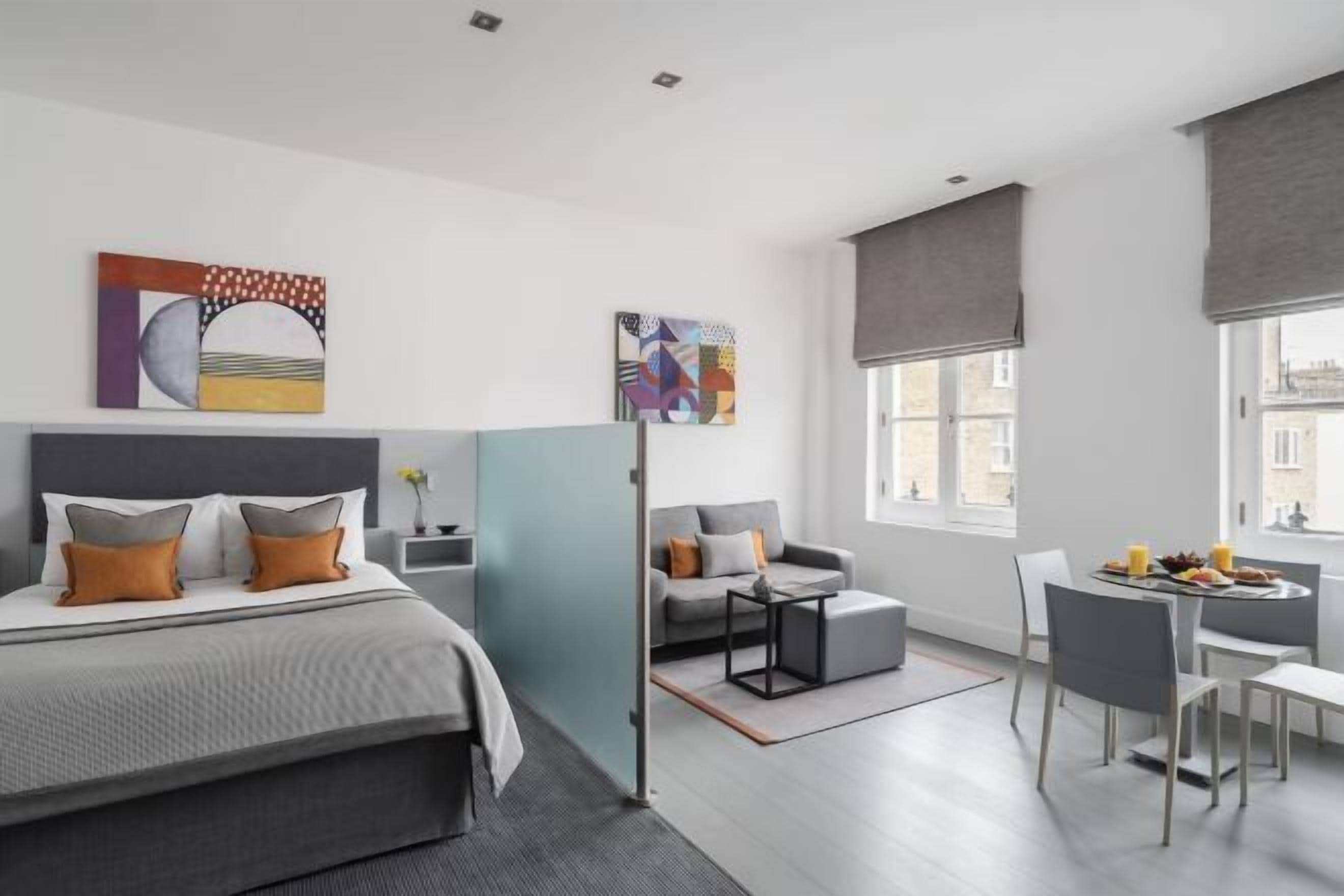 خزنة داخل الغرفة وبديكورات فريدة لكل غرفة وطراز فريد لكل وحدة ومكتب