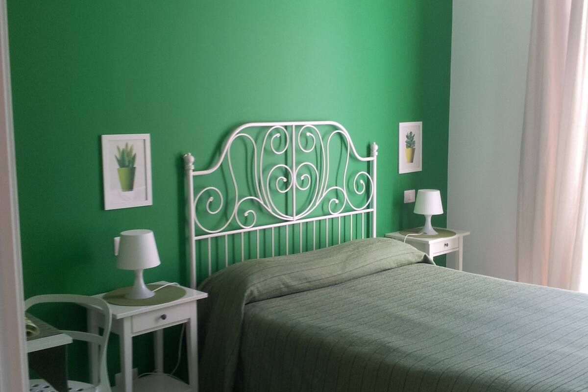 1 bedroom, premium bedding, desk, soundproofing