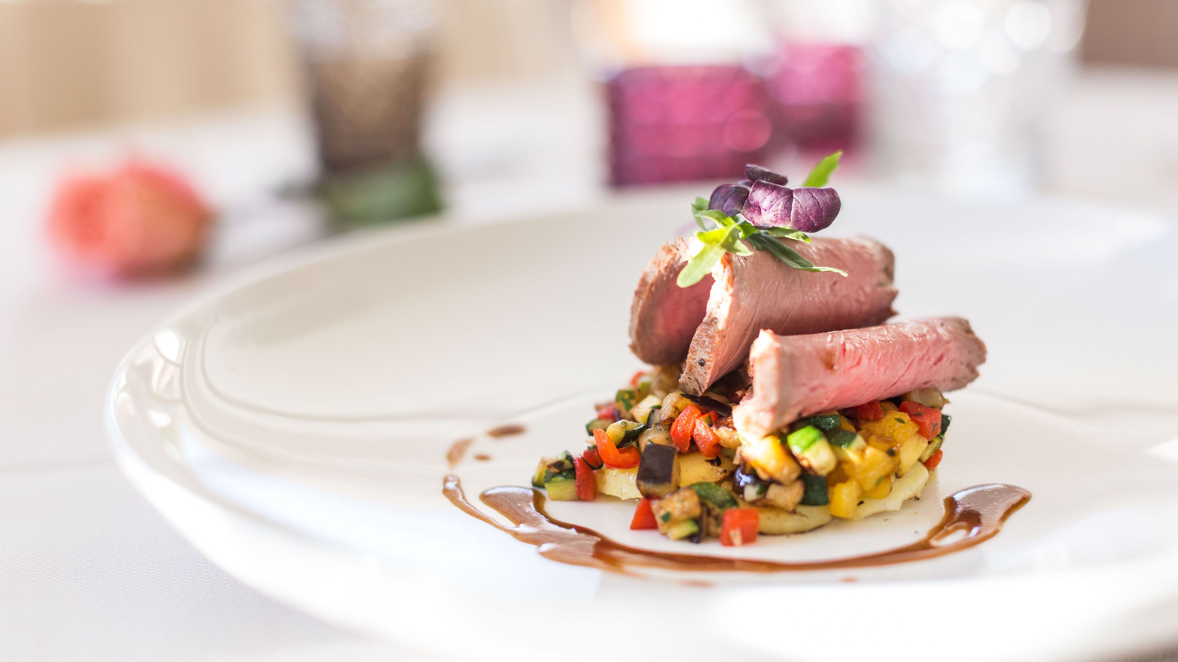 Ein weißer Teller mit einem Gericht aus Fleisch und Gemüse.