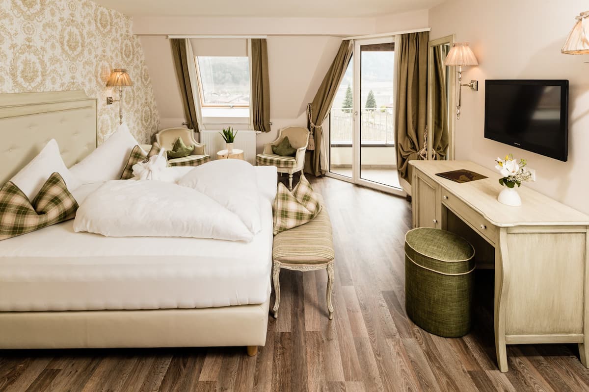 suite | 1 bedroom, premium bedding, minibar, in-room safe