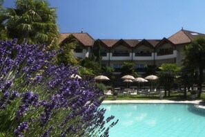 Innendørsbasseng, utendørsbasseng og solsenger