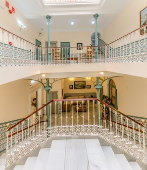 Coin salon dans le hall