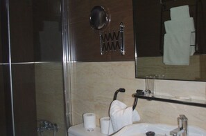 Combined shower/tub, free toiletries, hair dryer