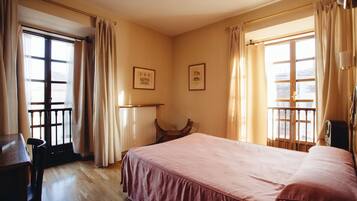 Een kluis op de kamer, een bureau, verduisterende gordijnen