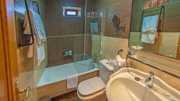 Ensemble douche/baignoire, articles de toilette gratuits, sĂšche-cheveux
