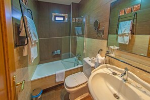 Kombinasi shower/bathtub dan perlengkapan mandi gratis