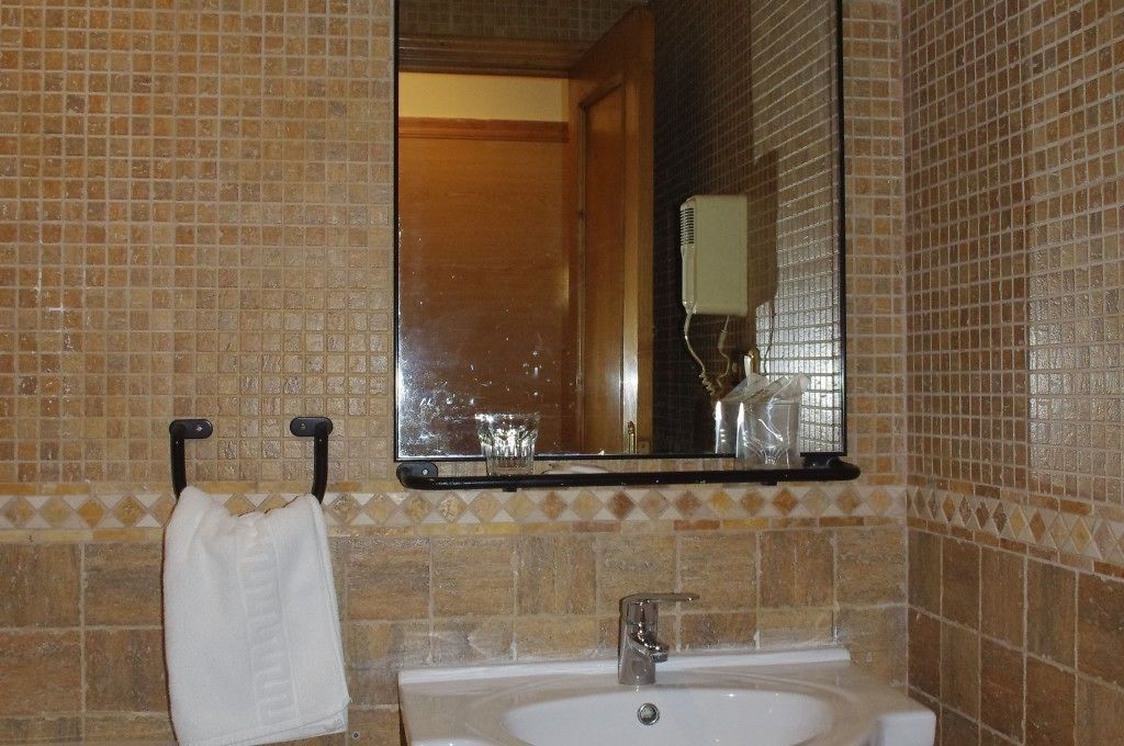 Chuveiro/banheira combinados, produtos de toalete grátis