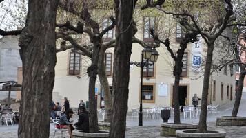 Breakfast, lunch and dinner served