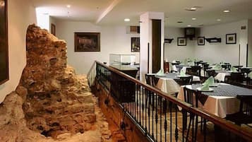 Phục vụ bữa sáng, bữa trưa và bữa tối