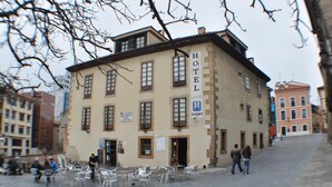 A hotel with a sign indicating a restaurant on the ground floor. - Hotel La Casona de Jovellanos (Gijon)