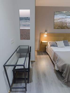 Double or Twin Room | Room amenity - Hostal Libertad (Gijon)