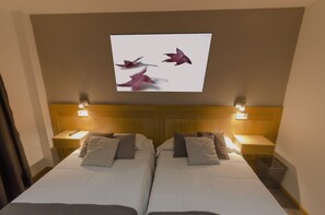 Double or Twin Room | 1 bedroom, in-room safe, desk, blackout drapes - Hostal Libertad (Gijon)