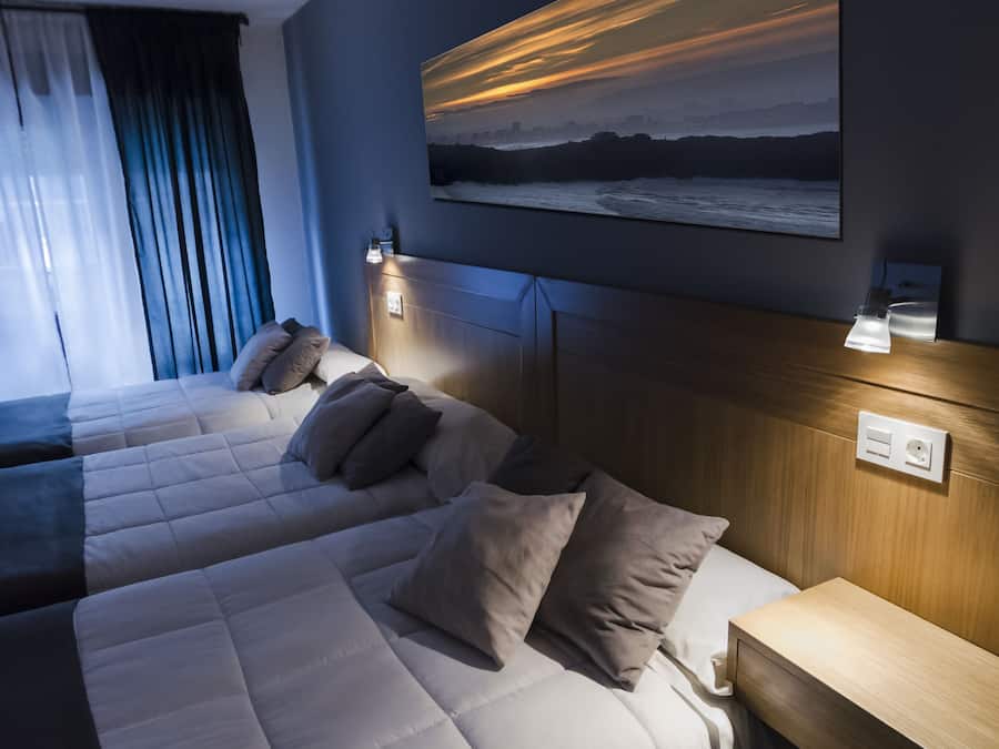 1 quarto, cofres nos quartos, escrivaninha, cortinas blackout