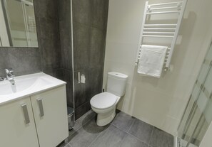 Shower, free toiletries, hair dryer, towels - Hostal Libertad (Gijon)