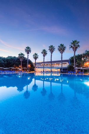 Seasonal outdoor pool, open 10:00 AM to 8:00 PM, pool umbrellas. Vibra Blanc Palace Aparthotel