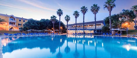 Una piscina al aire libre de temporada (de 10:00 a 20:00), sombrillas