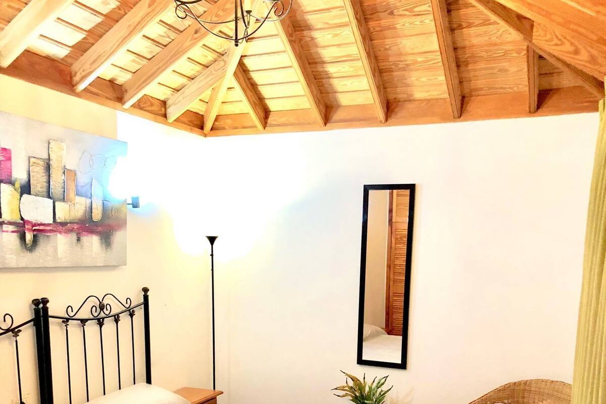 Verduisterende gordijnen, gratis babybedden, gratis wifi, beddengoed