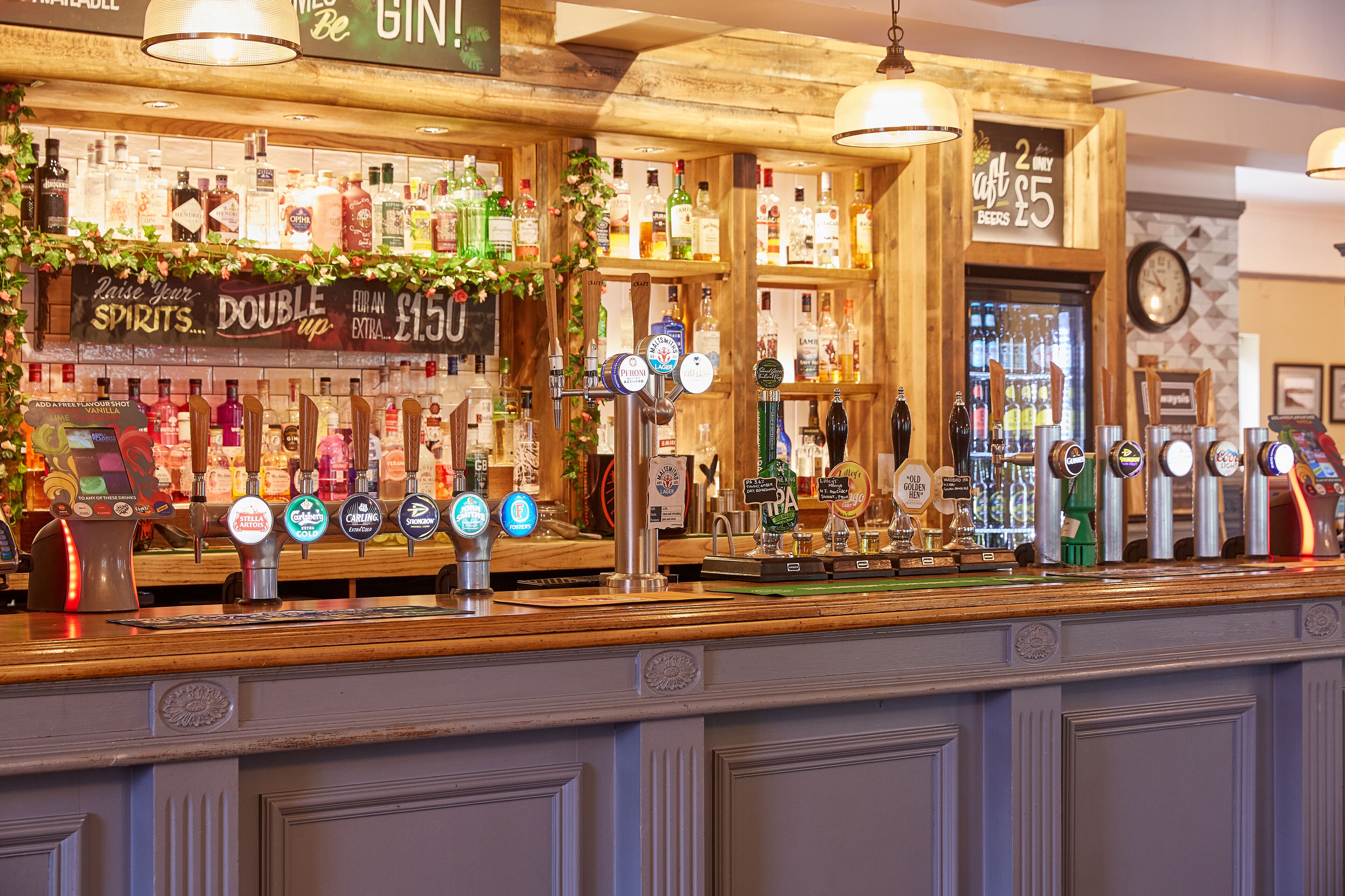 提供早餐和晚餐