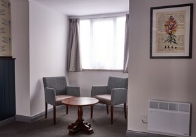 Escritorio, cortinas blackout y tabla de planchar con plancha 