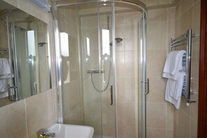 Habitación con 2 camas individuales | Escritorio, sistema de insonorización, tabla de planchar con plancha