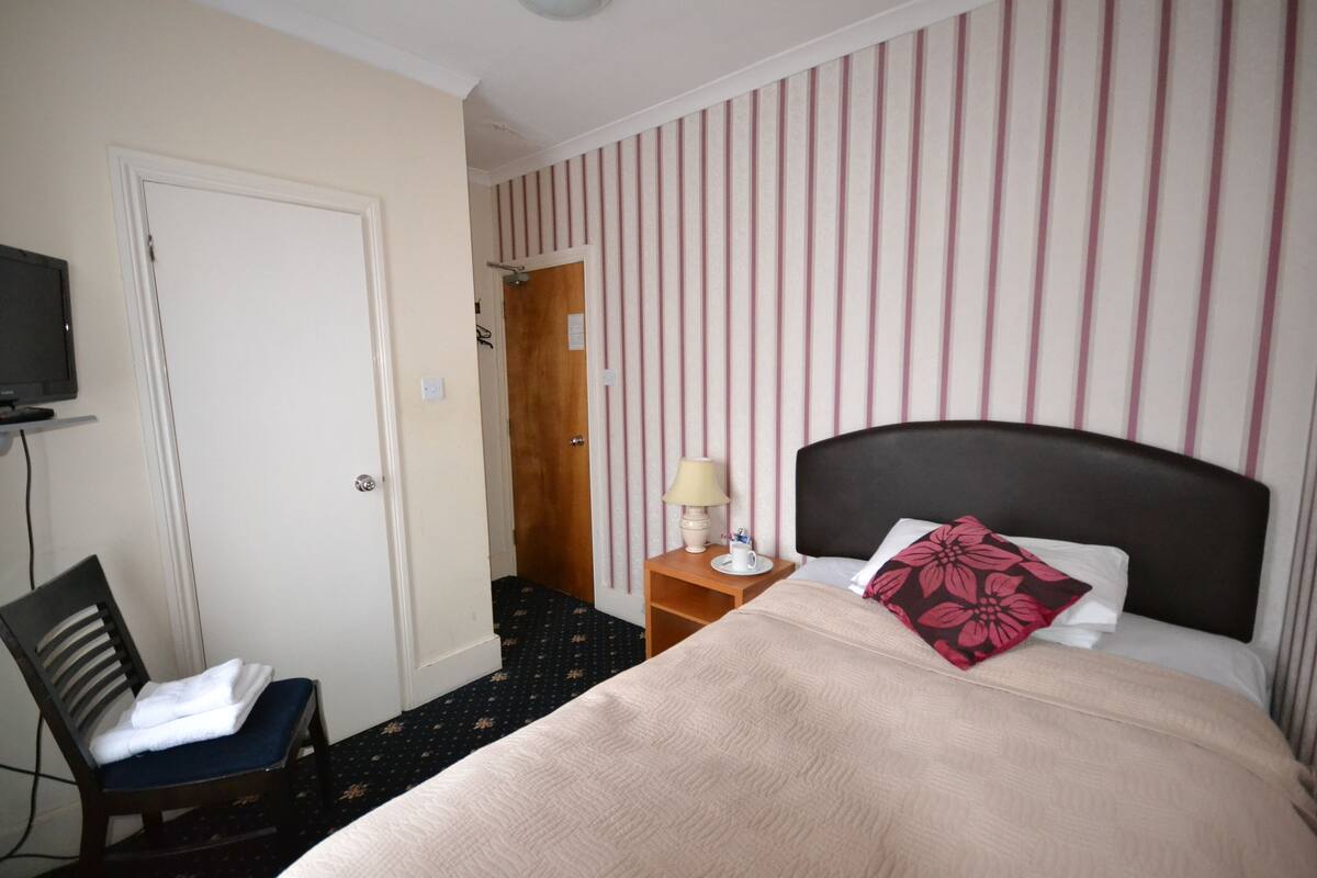 Single Room | Desk, soundproofing, iron/ironing board (on request), cribs (free)